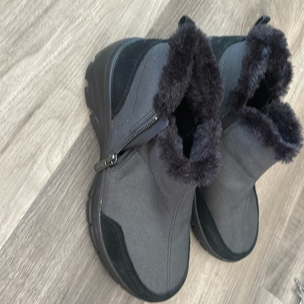 Black Skechers boot with fur lining, size 8.5